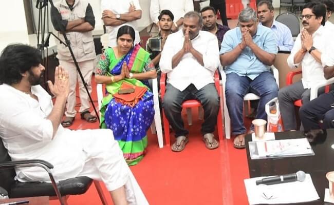 Pawan Pats Visakha Leaders With Shawl